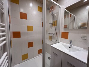 Banheira, secador de cabelo