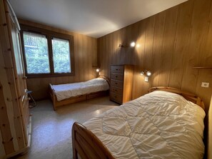 2 bedrooms, iron/ironing board, free WiFi