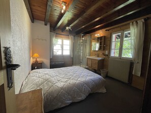 6 bedrooms, iron/ironing board