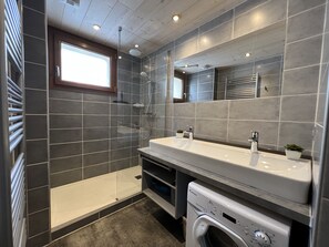 Baignoire, sèche-cheveux