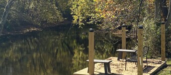 ¡Otters Way es una gran casa bien ventilada que cuenta con una entrada del río y cubiertas!