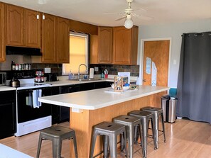 Refrigerador, microondas, horno y parrilla de estufa