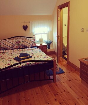 Quarto casal básico (2) | Ferros/tábuas de passar roupa, Wi-Fi de cortesia, roupa de cama