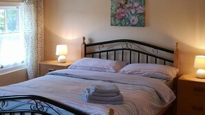 Basic Double Room (1) - Nelly's Bed & Bike (Westport)
