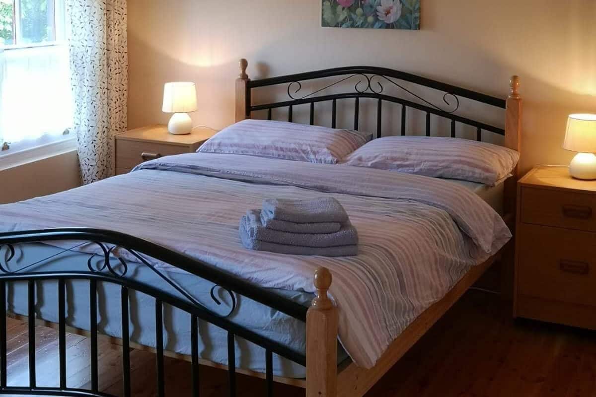 Eenvoudige tweepersoonskamer (1) | Een strijkplank/strijkijzer, gratis wifi, beddengoed