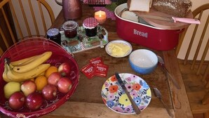 Breakfast buffet - Nelly's Bed & Bike (Westport)
