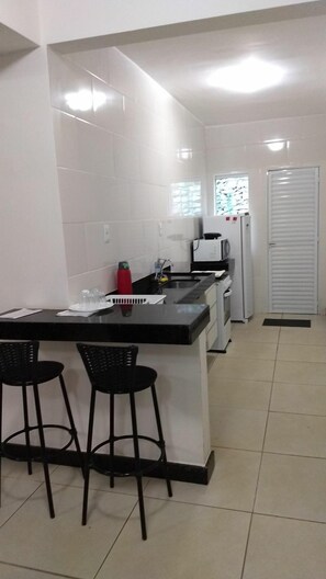 Een koelkast, een microgolfoven, een oven, een kookplaat