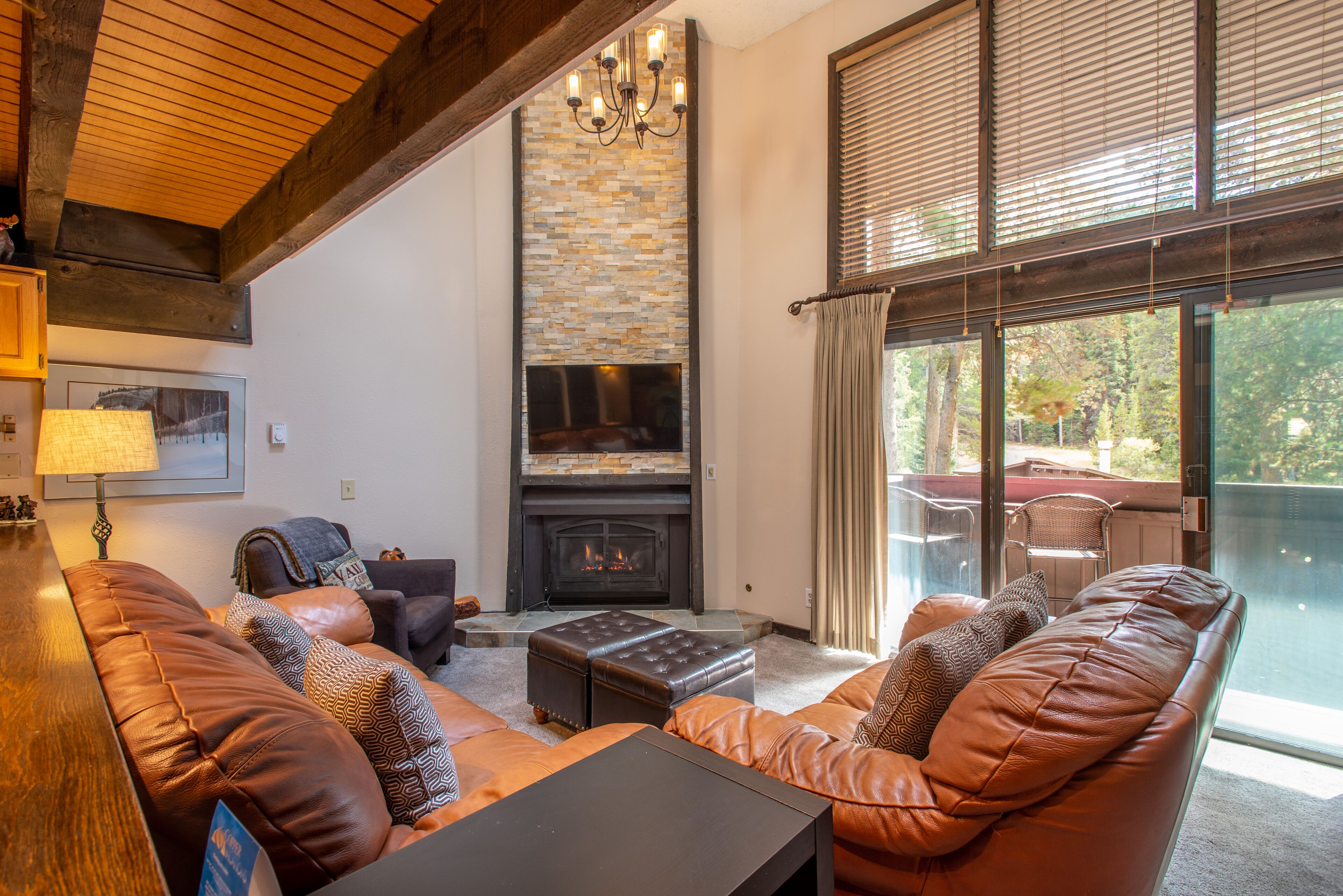 Televisión y chimenea 