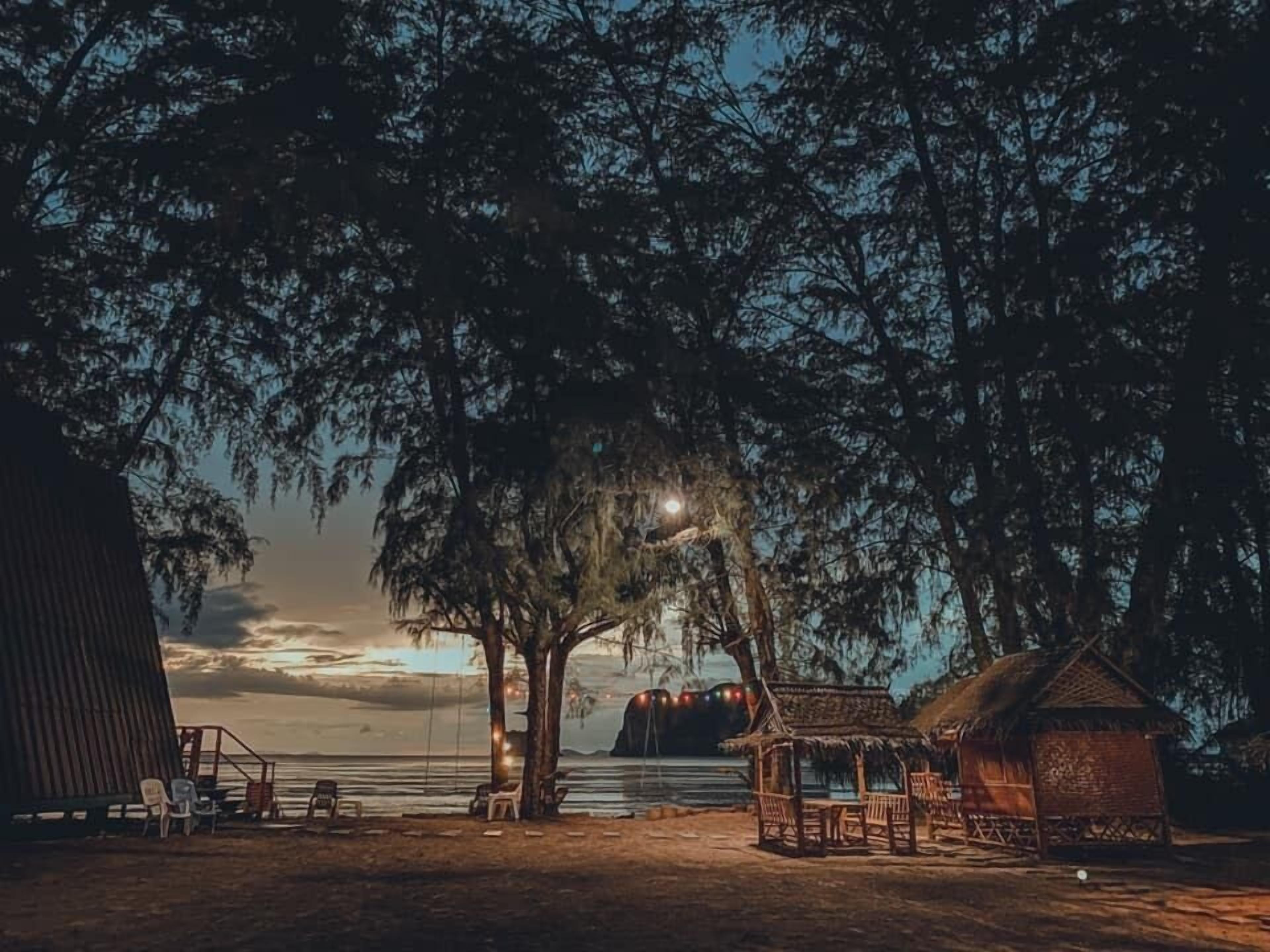 واجهة المنشأة - في المساء/الليل