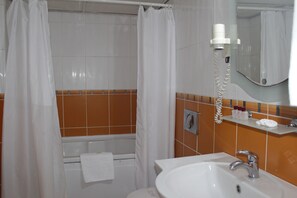 Free toiletries, hair dryer, slippers, towels - Kaya Otel (Istanbul)