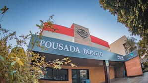 En bygning med et skilt, der siger "Pousada Bonito".