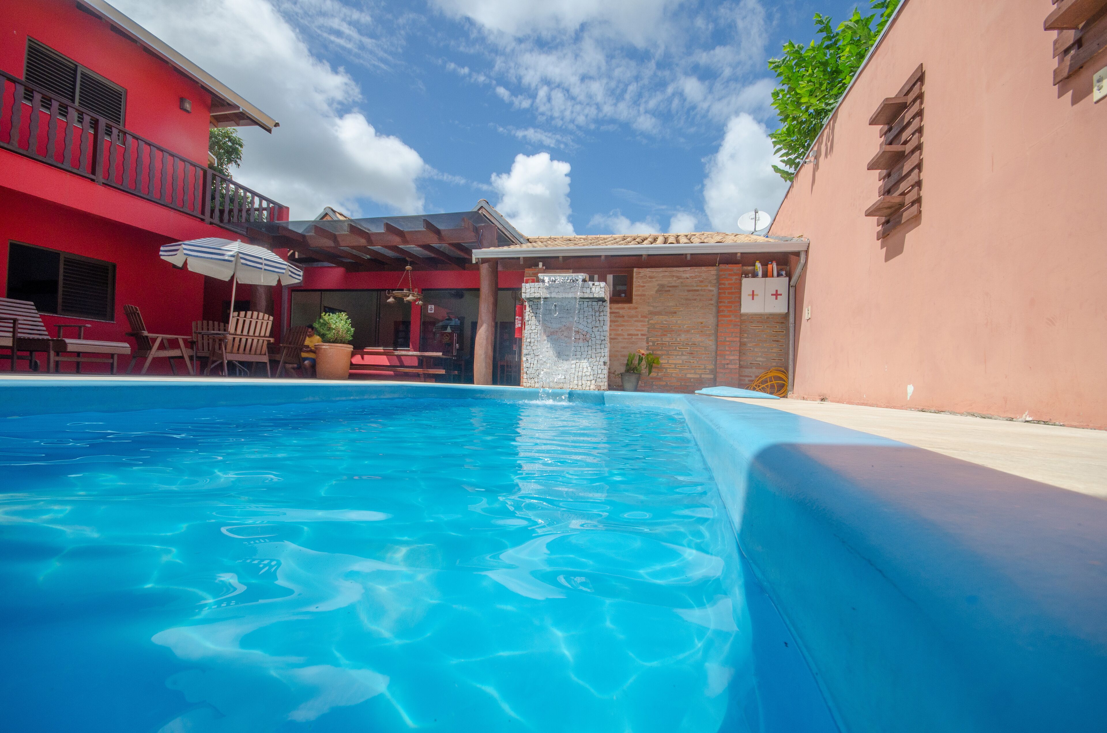 Una piscina al aire libre, sombrillas, tumbonas