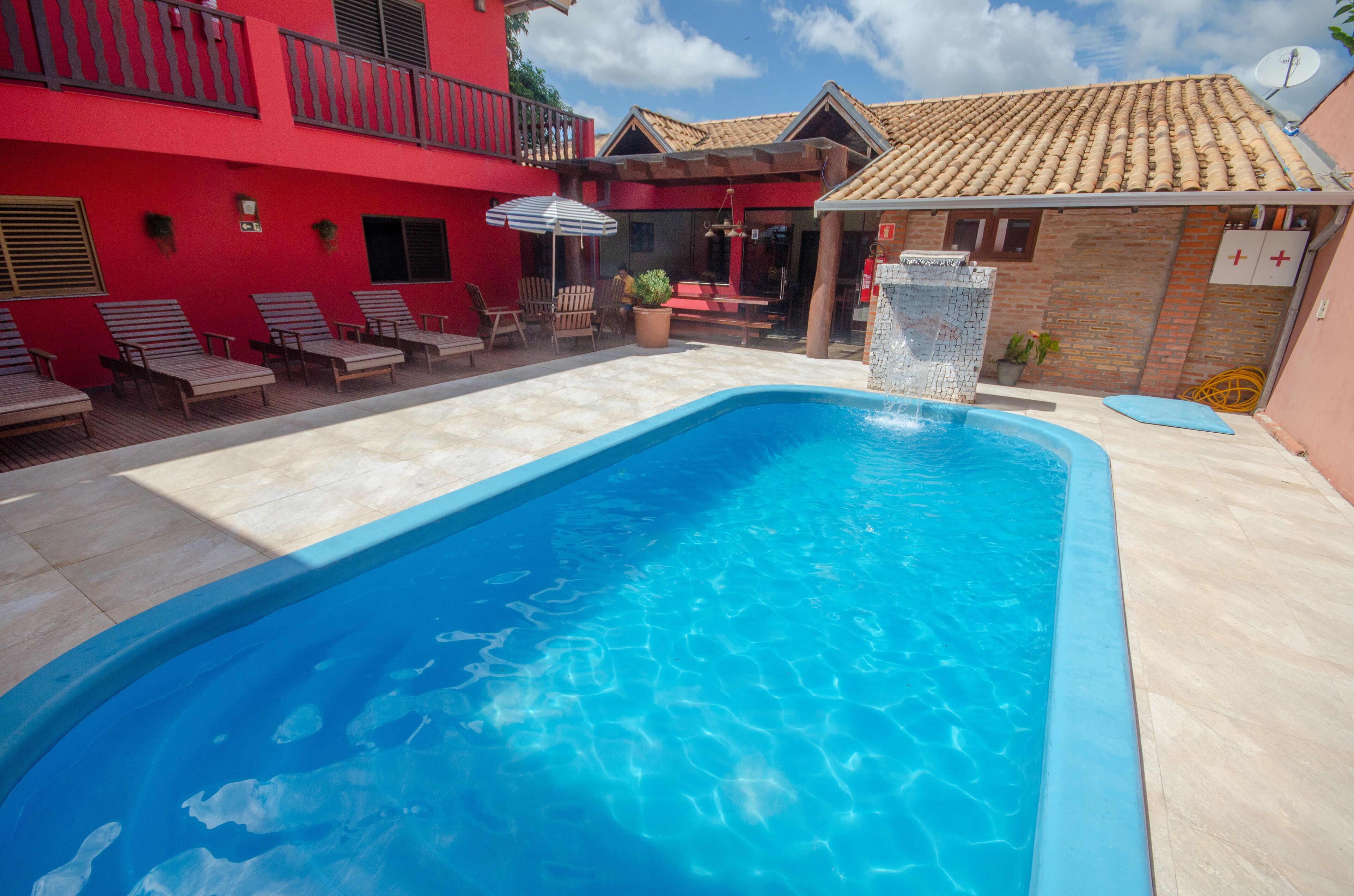 Piscina externa, guarda-sóis, espreguiçadeiras