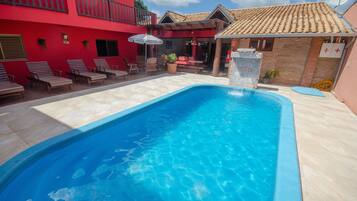 Outdoor pool, pool umbrellas, sun loungers