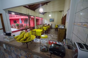 Café da manhã com buffet grátis todos os dias