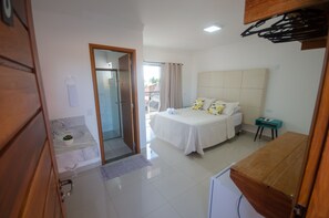 记忆海绵床垫、迷你吧、办公桌、免费 WiFi