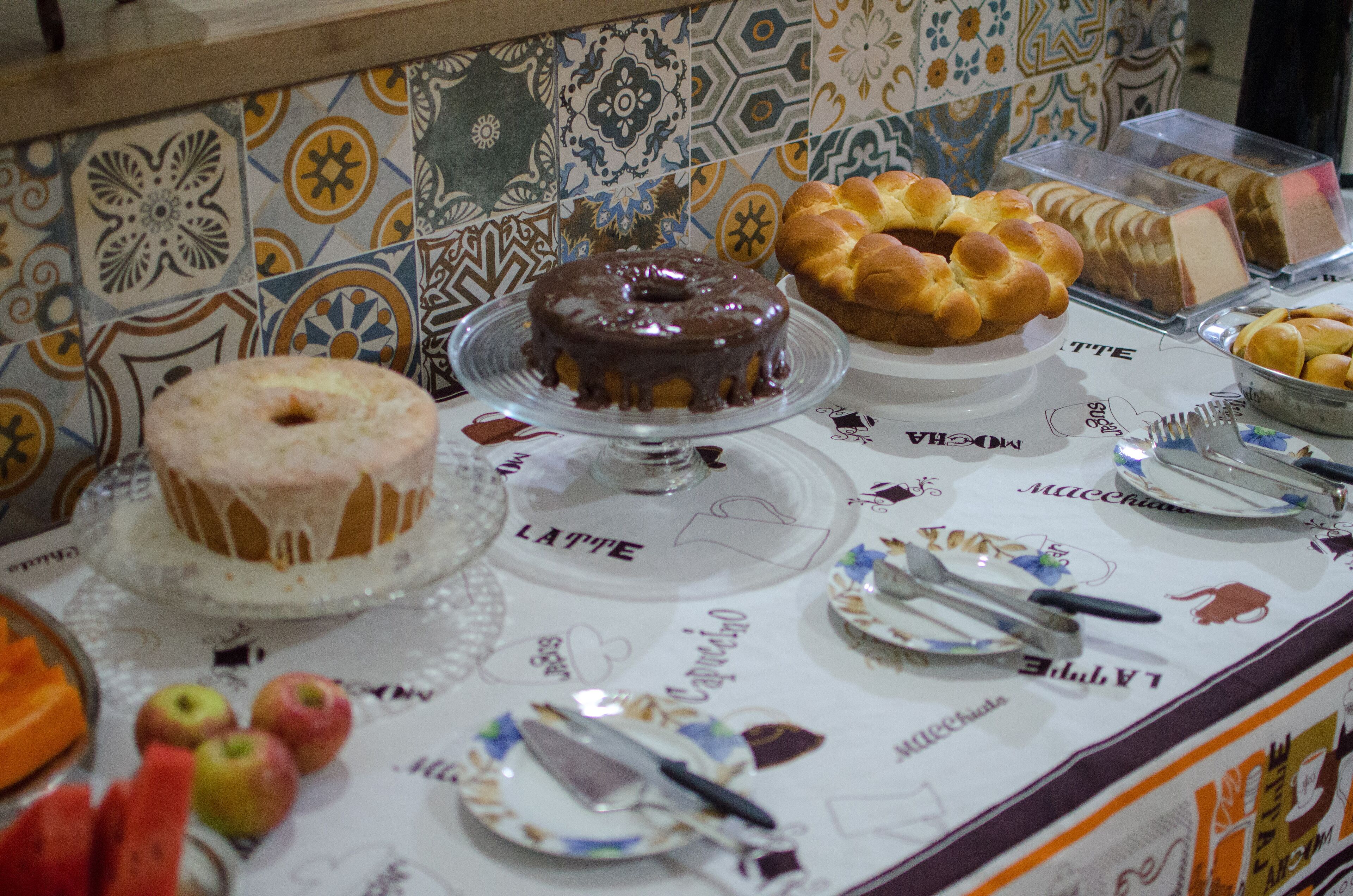 Una mesa de buffet con diversas opciones de panadería y frutas.