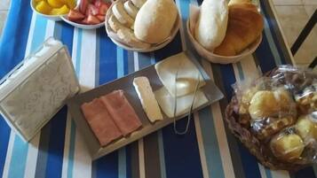 Daily continental breakfast (EUR 8 per person)