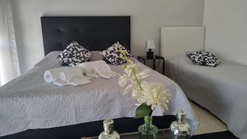 Tremannsrom | Individuelt dekorert, skrivebord for bærbar PC og blendingsgardiner