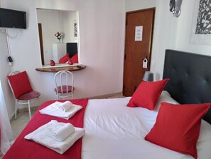 Double Room | Individually decorated, laptop workspace, blackout drapes - Hospedaria Por do Sol (Olhao)