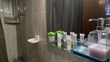 Separat badekar og dusj, hårføner, håndklær og såpe