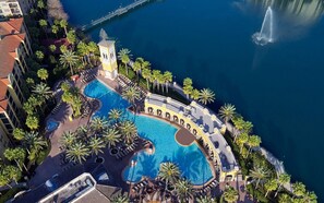 Una piscina cubierta, una piscina al aire libre