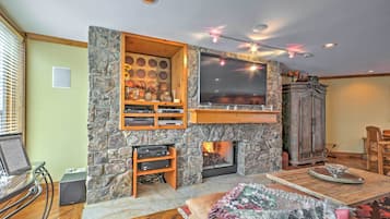 Smart TV, fireplace, DVD player, stereo