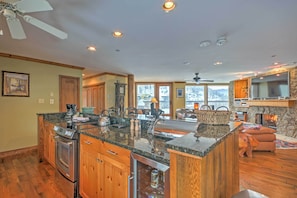 Fridge, microwave, oven, stovetop - 3 BR/3BA Platinum Vail /Lionshead Penthouse
4 min walk to Lionshead gondola! (Vail)