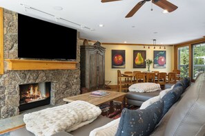 Smart TV, chimenea, reproductor de DVD, estéreo
