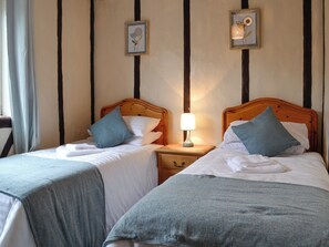 3 bedrooms, free WiFi, bed sheets - 3 bedroom accommodation in Blythburgh, near Southwold (Blythburgh, near Southwold)