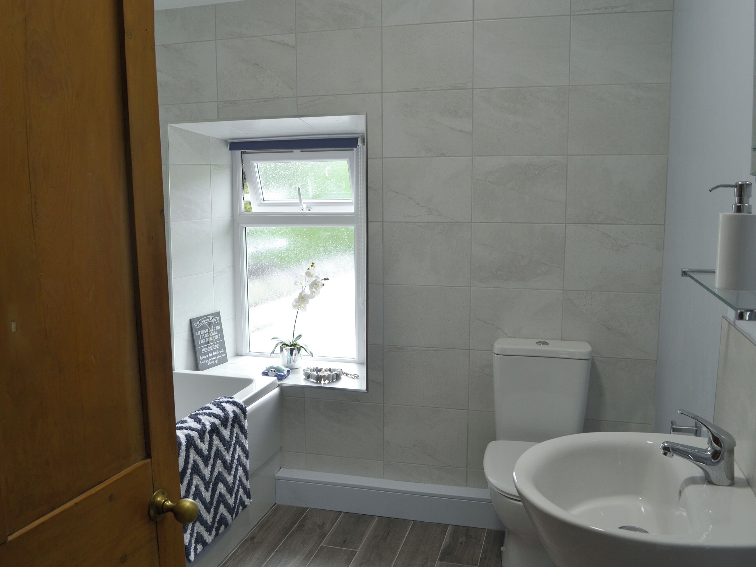 Un baño con bañera, inodoro y lavamanos.