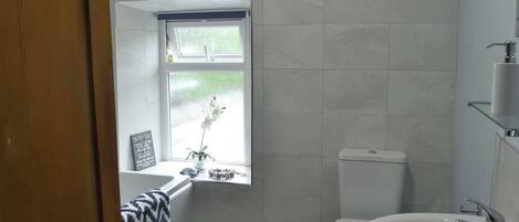 Un baño con bañera, inodoro y lavamanos.