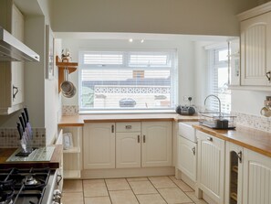 Dishwasher, highchair, cookware/dishes/utensils, freezer - 3 bedroom accommodation in Amble (Amble)