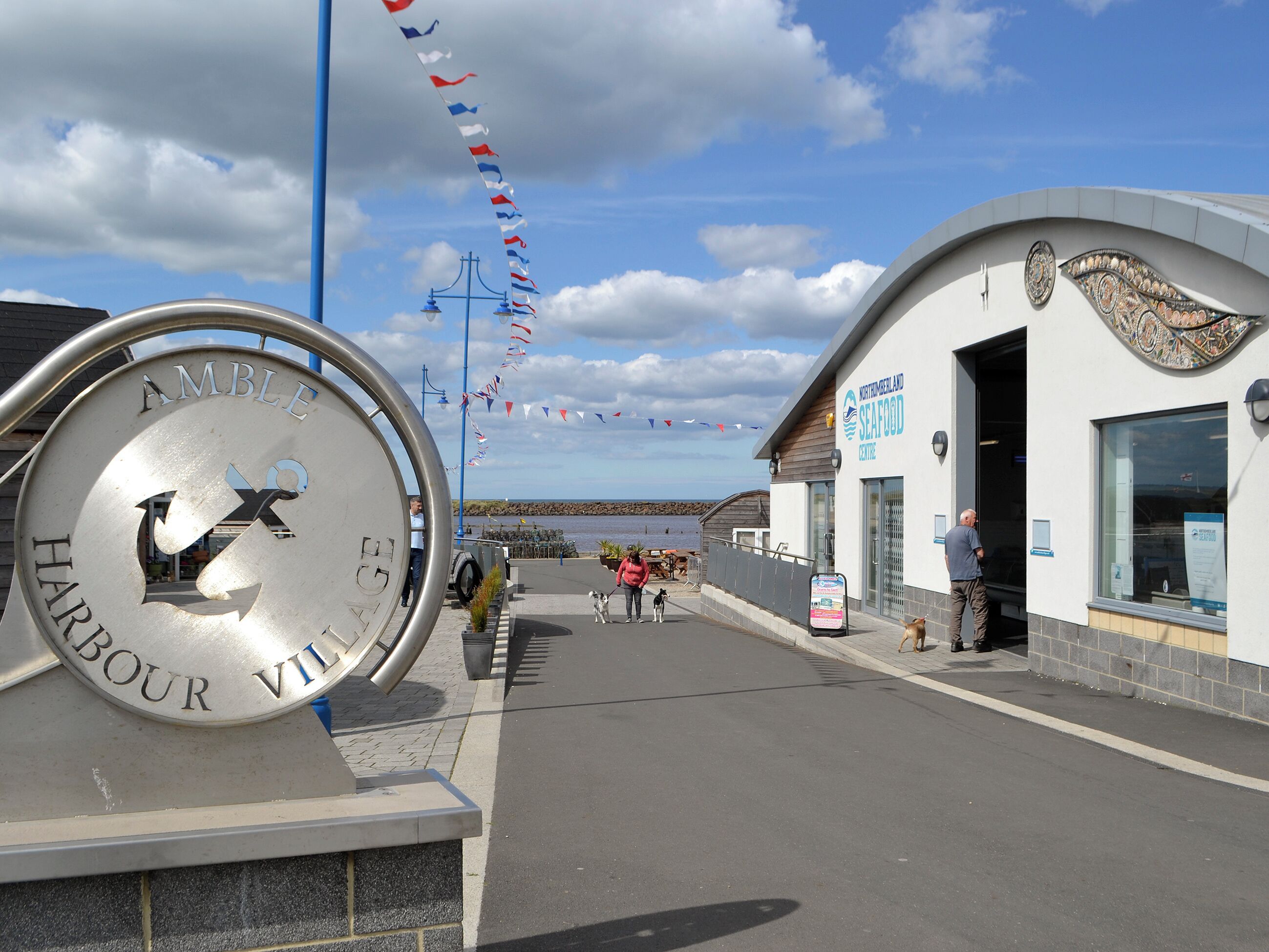 Rantakadulla on kävelyreitti, ja siellä on kyltti, jossa lukee ”Harbour Village”, sekä merenelävistä tunnettu ravintola ja metallilaatta, jossa on lintu- ja ankkurikuvio.