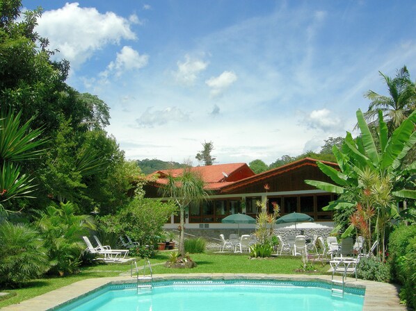 Piscine extérieure, parasols de plage, chaises longues