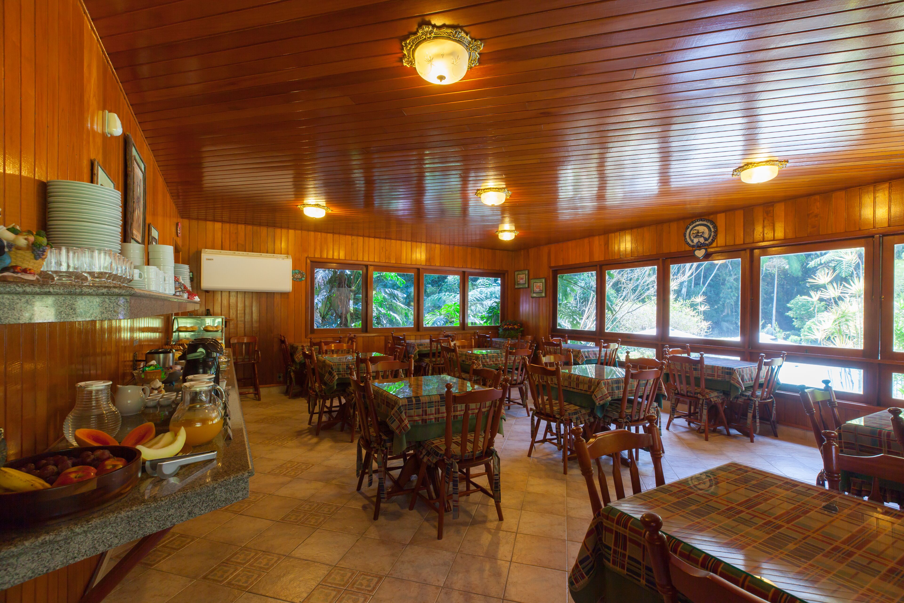 Café da manhã com buffet grátis todos os dias