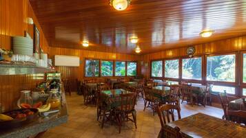 Café da manhã com buffet grátis todos os dias