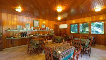 Café da manhã com buffet grátis todos os dias
