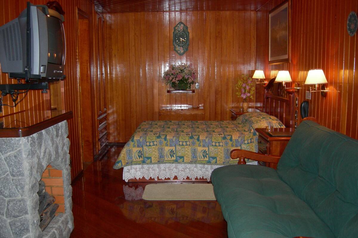 Double Room | Minibar, in-room safe, WiFi (free), bed sheets