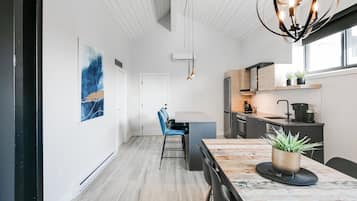 Appartamento Design, 1 camera da letto, cucina | Cucina privata | Frigorifero con congelatore, microonde, forno, piano cottura