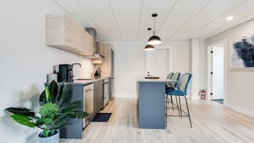 Design tetőtéri szoba, 1 queen (nagyméretű) franciaágy és egy kinyithatókanapé, konyha | Privát konyha | Nagyméretű hűtő/fagyasztó, mikrohullámú sütő, sütő és főzőlap