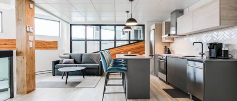 Design appartement, 1 queensize bed met slaapbank, keuken | Uitzicht vanuit de kamer