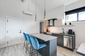 Design Condo, 1 Bedroom, Kitchen | Private kitchen | Full-size fridge, microwave, oven, stovetop - Complexe La Voûte (Laval)