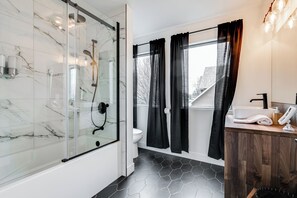 Design Condo, 1 Queen Bed with Sofa bed, Kitchen | Bathroom - Complexe La Voûte (Laval)