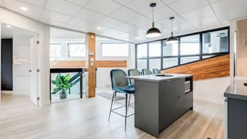 Design lakás, 1 queen (nagyméretű) franciaágy és egy kinyithatókanapé, konyha | Privát konyha | Nagyméretű hűtő/fagyasztó, mikrohullámú sütő, sütő és főzőlap