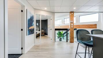 Appart'hÎtel Design, 1 grand lit et 1 canapé-lit, cuisine | Vue de la chambre