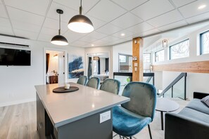 Design Condo, 1 Queen Bed with Sofa bed, Kitchen | Private kitchen | Full-size fridge, microwave, oven, stovetop - Complexe La Voûte (Laval)