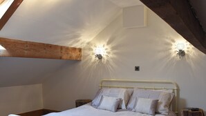 A bedroom with a white metal bed frame, a wooden headboard, and two wall-mounted light fixtures. - 3 bedroom accommodation in Long Preston, near Settle (Long Preston, near Settle)
