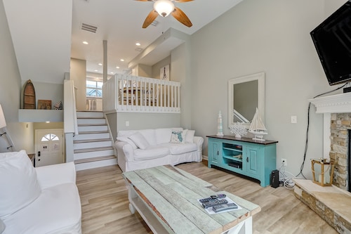 Beautiful Townhome 2 Blocks from the beach with beach cruisers!