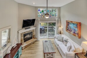 Smart TV, fireplace - Beautiful Townhome 2 Blocks from the beach with beach cruisers! (Jacksonville Beach)